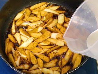 10、油焖高瓜,倒入清水，加盖焖煮3分钟，使茭白入味