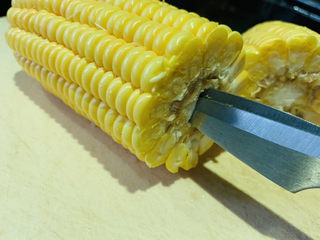 2、玉米炒虾仁,切两段，剪刀从中间反转