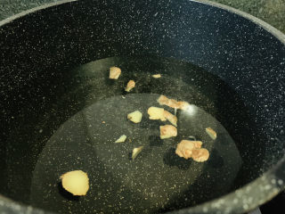 5、玉米炒虾仁,蒸玉米的时候准备剥虾仁，锅加清水，加姜片