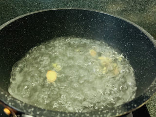 7、玉米炒虾仁,大火煮开倒入鲜虾