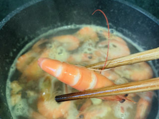 9、玉米炒虾仁,夹起，冷水冲凉，剥壳