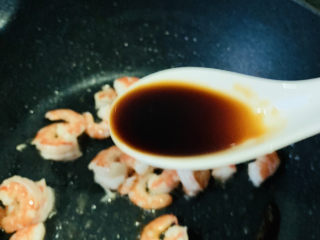 15、玉米炒虾仁,加少许酱油
