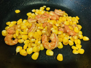 18、玉米炒虾仁,继续翻炒，起锅