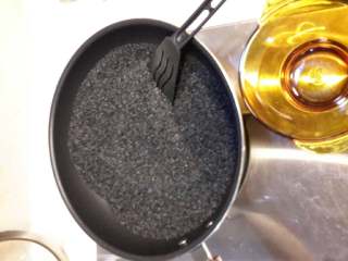 3、阿胶固元膏,把芝麻洗了两遍然后再炒熟，要不断翻炒哦，直到有噼啪声就差不多好了，而且有点香味