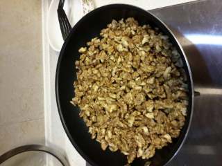 4、阿胶固元膏,核桃我也洗了，然后也一样的炒熟，不过不要等噼啪声才关火哦，只要外面的衣有点焦黄就好了