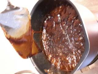 5、阿胶固元膏,不断搅拌的阿胶酒，等到可以挂旗就可以了