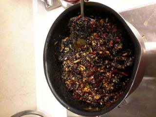 6、阿胶固元膏,先放核桃吧，然后红枣，枸杞，最后才放芝麻哦，而且每放一样都要搅拌均匀才放后一样哦