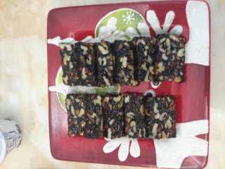 8、阿胶固元膏,最后切成你每天或者每次能接受的量的大小就完成咯，把切好的放保鲜盒放回冰箱保鲜哦