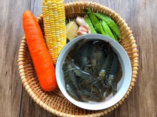 1、虾仁炒杂蔬,食材合影