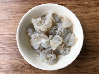 2、虾仁炒杂蔬,首先把明虾去掉虾头和虾壳，在虾背上开一刀，去掉虾线洗净，洗好放入碗里，加入少许盐，少许料酒，适量白胡椒粉，搅拌均匀，腌制10分钟。