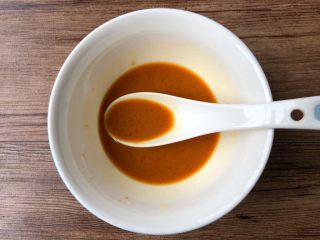 4、虾仁炒杂蔬,取一个小碗，加入一勺生抽，一勺蚝油，少许盐，半勺淀粉，少许鸡精，三勺水搅拌均匀，调成酱汁。