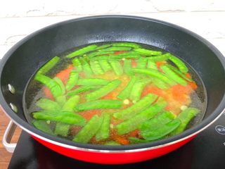 5、虾仁炒杂蔬,锅里放入适量水烧开，放入一勺盐，一勺油调匀，把玉米放入焯5分钟，再放入荷兰豆和胡萝卜一起焯30秒捞起来，用冷水冲凉待用。