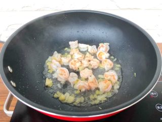 6、虾仁炒杂蔬,热锅放入少许油，放入姜蒜爆香，再放入虾仁炒至8分熟。
