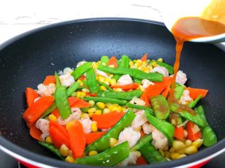 7、虾仁炒杂蔬,倒入焯好水的杂蔬翻炒一下，倒入酱汁翻炒至入味。