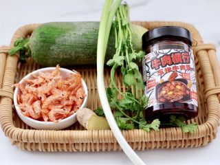 1、萝卜牛肉酱小笼包,首先备齐所有的食材。