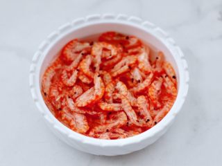 2、萝卜牛肉酱小笼包,虾干用温水浸泡至软。