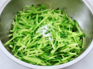 3、萝卜牛肉酱小笼包,萝卜洗净后擦成细丝，加入适量的盐拌匀腌制半小时。