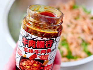 6、萝卜牛肉酱小笼包,先加入牛肉酱。