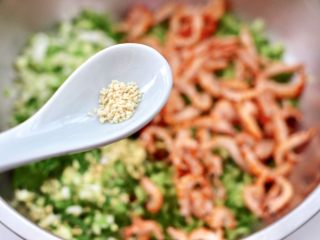 7、萝卜牛肉酱小笼包,再加入鸡精调味。