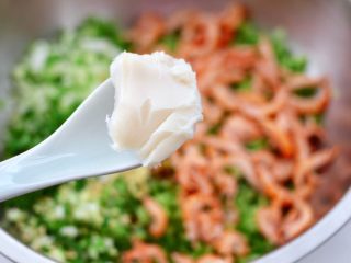 8、萝卜牛肉酱小笼包,这个时候加入猪油。