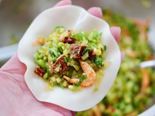 12、萝卜牛肉酱小笼包,擀好的面皮上放入适量的馅料。