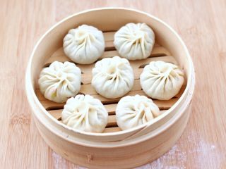 14、萝卜牛肉酱小笼包,包好的小笼包放入蒸屉里。