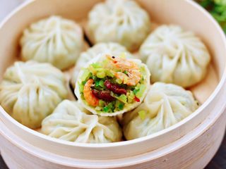 16、萝卜牛肉酱小笼包,皮薄馅足，牛肉酱的香味浓郁和萝卜的鲜甜，虾干的鲜美，搭配在一起，简直就是完美。