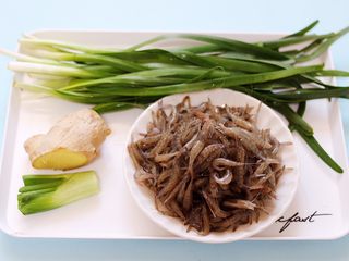 1、桃花虾爆韭菜,首先备齐所有的食材。