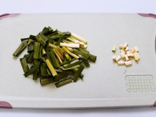 4、桃花虾爆韭菜,把韭菜摘洗干净后用刀先切去根部不要，再把韭菜切段备用。