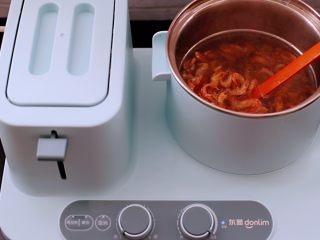 6、桃花虾爆韭菜,大火煮沸后，看见桃花虾变成红色即可关火，捞出沥干水份备用。