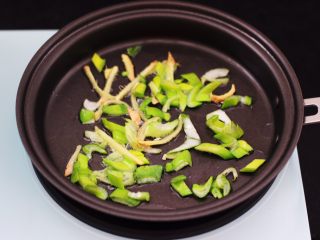 7、桃花虾爆韭菜,平底锅烧热后倒入花生油烧至六成热时，加入葱姜爆出香味。