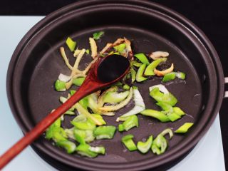 8、桃花虾爆韭菜,这个时候加入生抽调色。