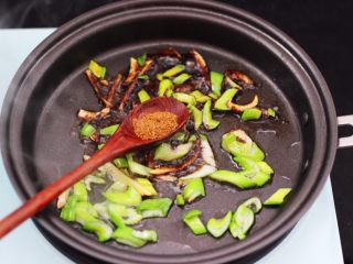 9、桃花虾爆韭菜,再加入花椒粉增加香味。