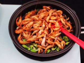 10、桃花虾爆韭菜,加入焯水后的桃花虾。