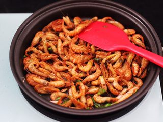 11、桃花虾爆韭菜,大火翻炒均匀后。