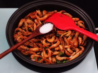 12、桃花虾爆韭菜,这个时候根据个人口味，加入适量的盐调味。