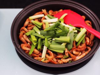 13、桃花虾爆韭菜,大火继续翻炒片刻后，再加入切段的韭菜。