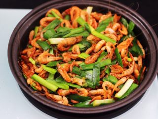 14、桃花虾爆韭菜,大火翻炒至断生变色即可。