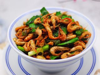 16、桃花虾爆韭菜,鲜掉眉毛没人管。