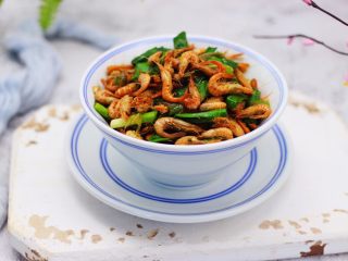 17、桃花虾爆韭菜,补钙又健脑益智。