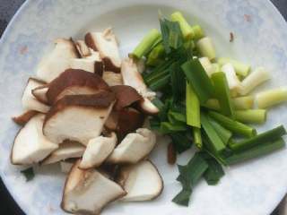 1、鸡蛋香菇汤面,香菇切片、蒜苗切段、鸡蛋打散