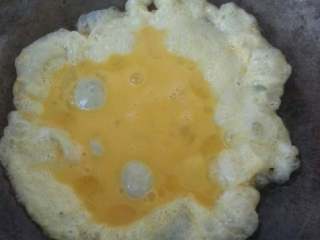 2、鸡蛋香菇汤面,炒锅放油六成热倒入鸡蛋翻炒成块