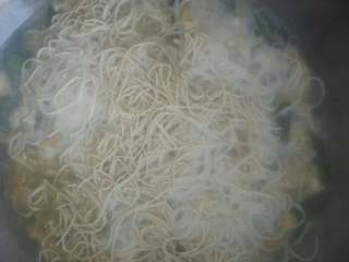 4、鸡蛋香菇汤面,然后加适量清水、水开后放入面条煮3分钟