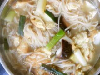 5、鸡蛋香菇汤面,出锅前调入适量盐鸡精即可