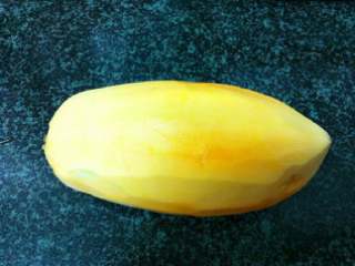 1、菰米木瓜糖水,木瓜去皮洗净。