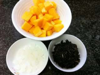 2、菰米木瓜糖水,菰米提前一天浸泡，木瓜切大粒。取出冰糖、捞起浸泡好的菰米。