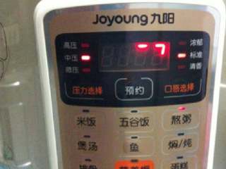 4、菰米木瓜糖水,通电，按煮汤健就可以了。（木瓜炖的太久会成糊状，影响卖相）