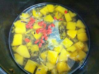 5、菰米木瓜糖水,电压力锅泄压后开盖，丢进用开水浸泡过的枸杞，搅拌均匀，舀起即可食用。