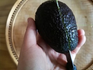 9、吃出好身材，三文鱼沙拉晚餐,牛油果对半切开