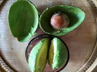 11、吃出好身材，三文鱼沙拉晚餐,将牛肉果果肉切片，牛油果富含矿物质维生素是瘦身时提供充足营养的佳品，但热量较高，一次三片，不宜过量。